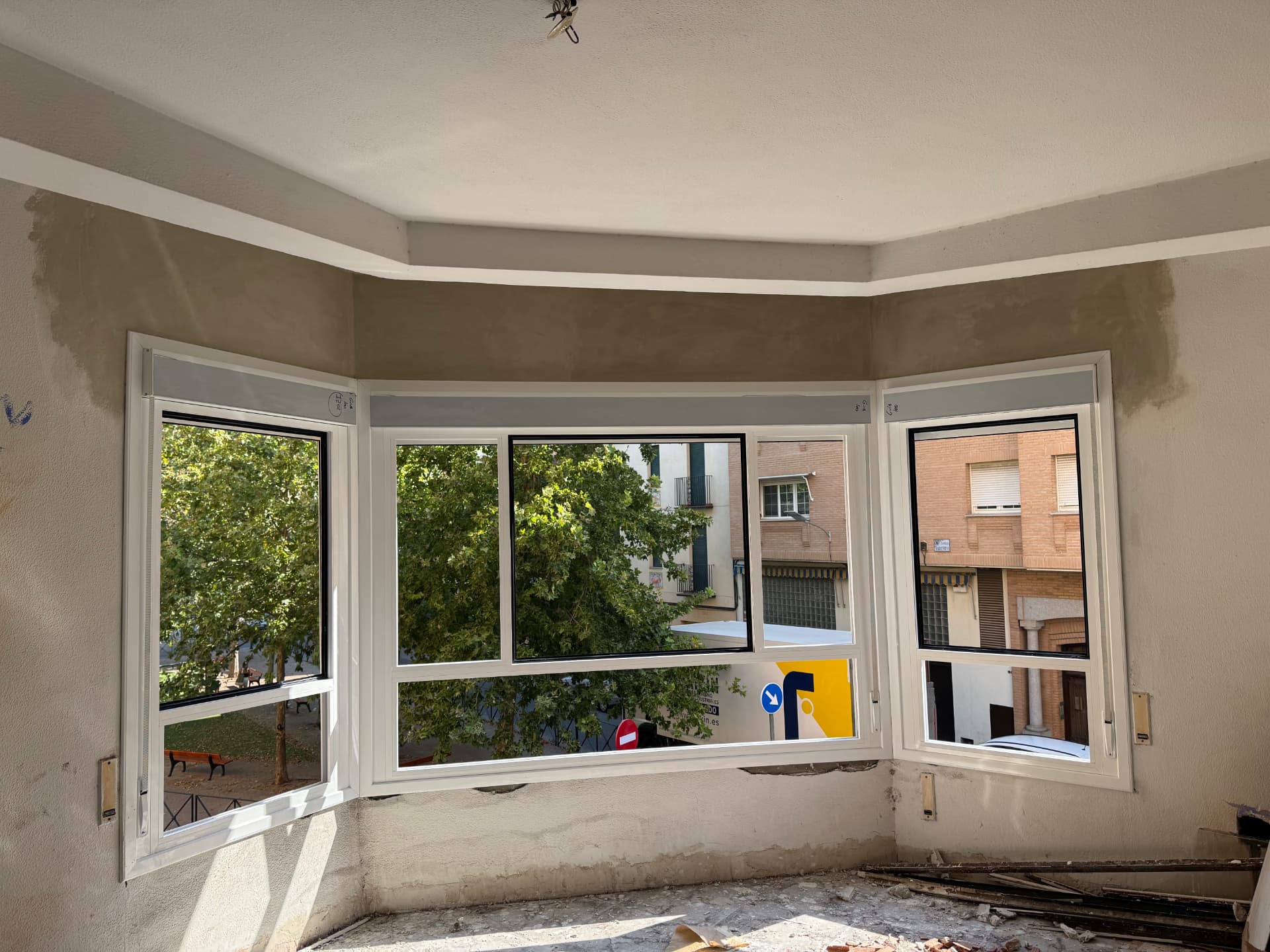 Reforma interior con instalación de ventanas