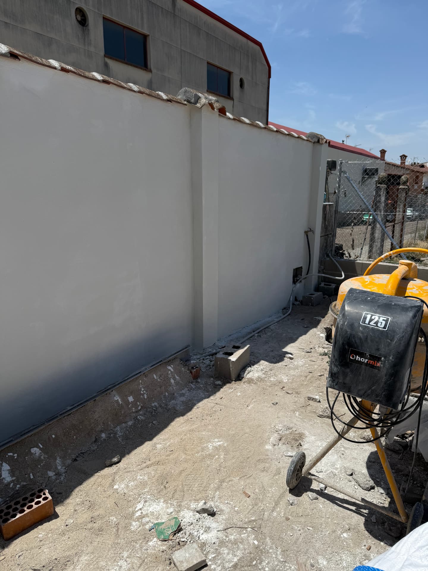 Trabajo de albañilería y pintura en una pared exterior
