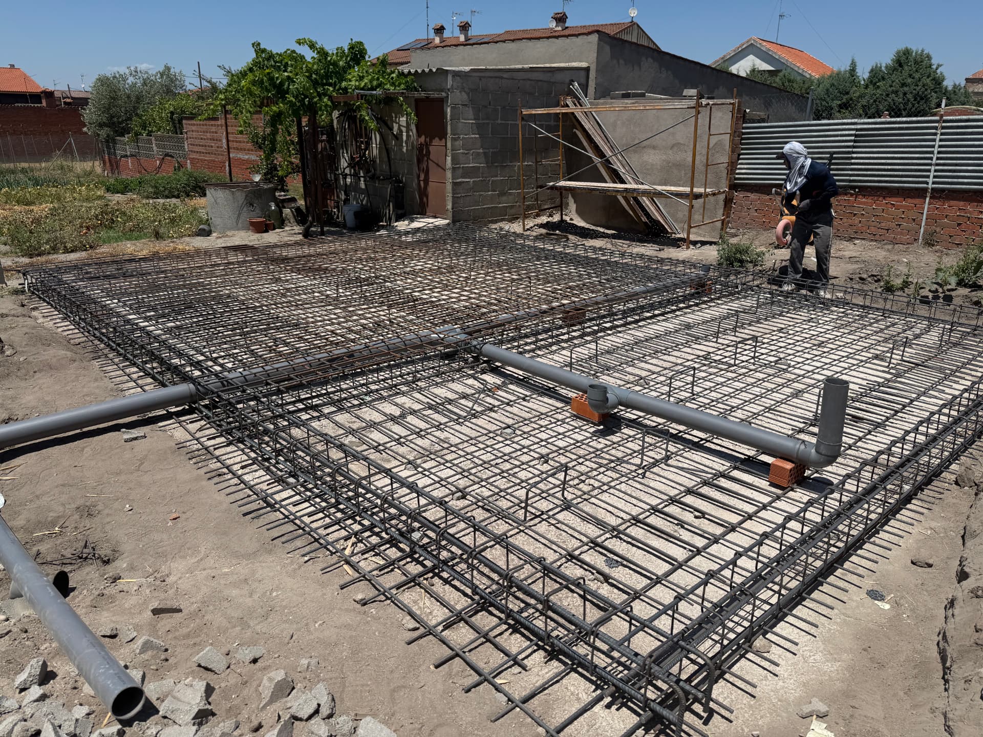 Profesional trabajando en la cimentación de una obra en Talavera